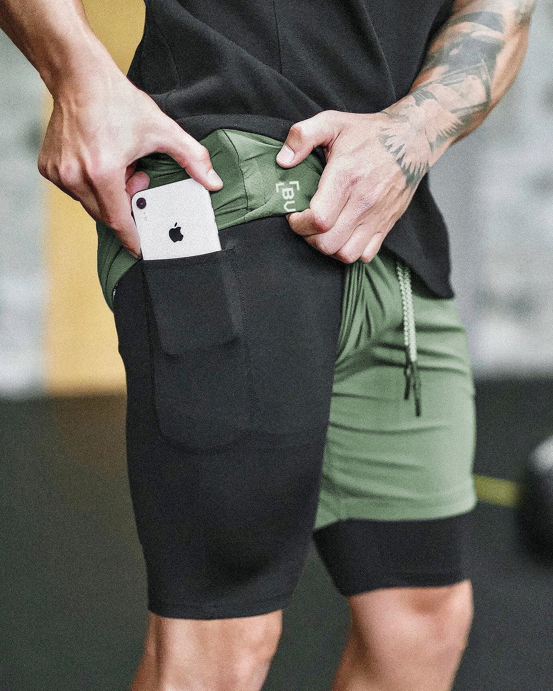Pantalones cortos de compresión con bolsillo.