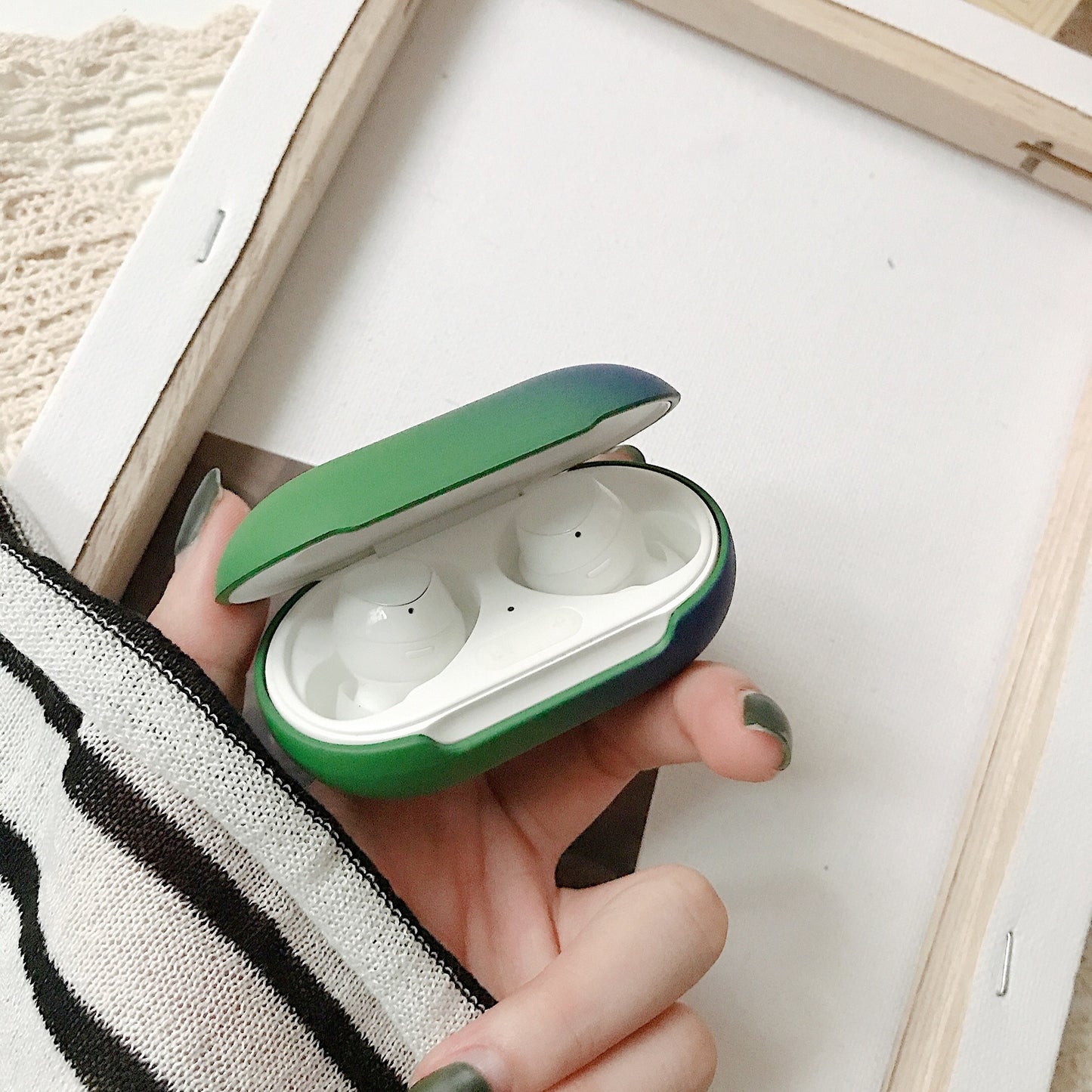 Estuche protector rígido para auriculares de color sólido con degradado de arcoíris