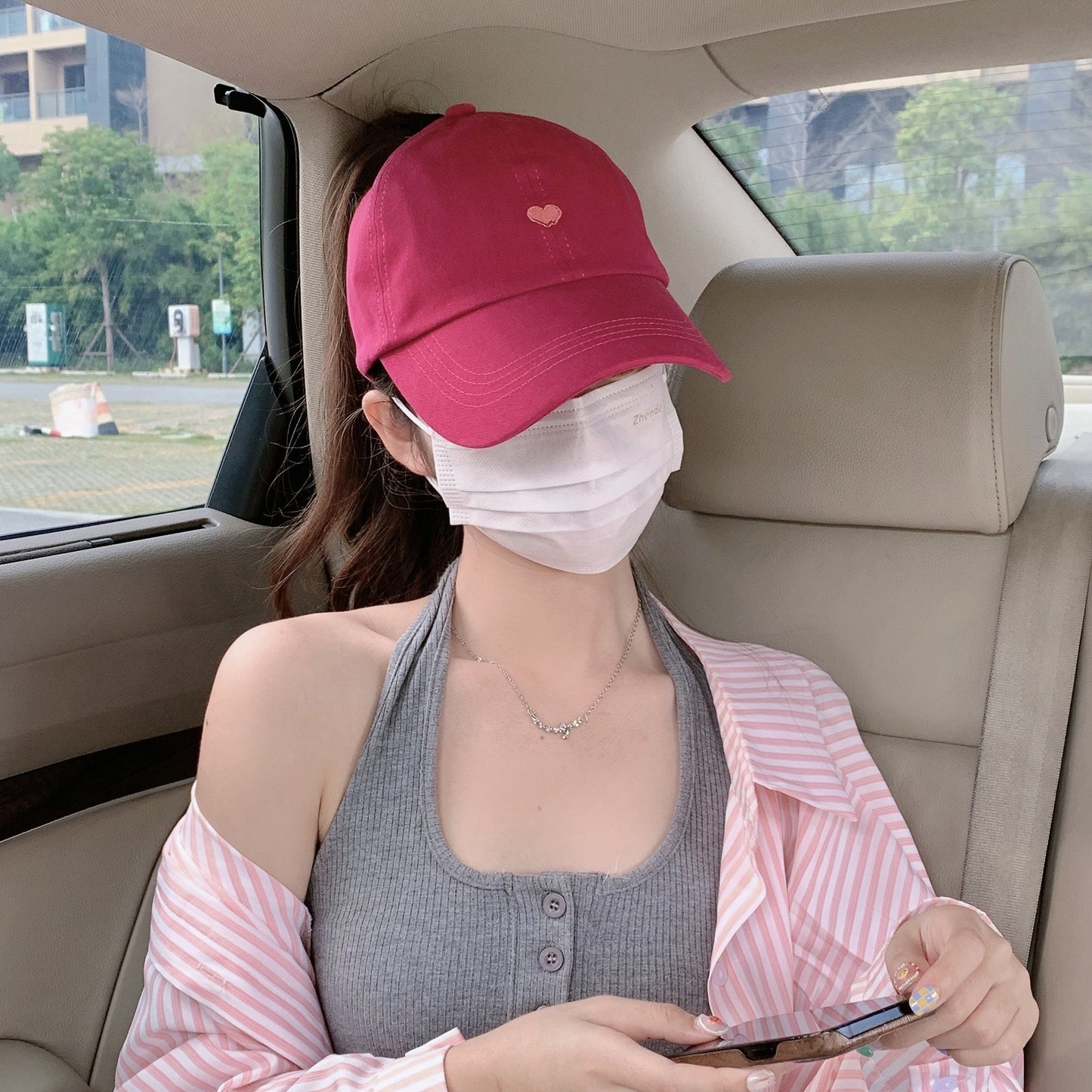 Gorra de cola de caballo con bordado de amor estilo preppy y medio topless