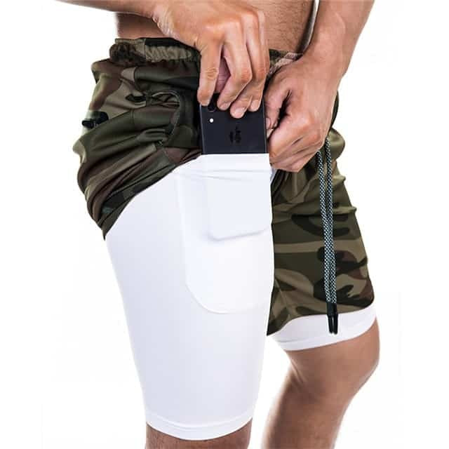 Pantalones cortos de compresión con bolsillo.